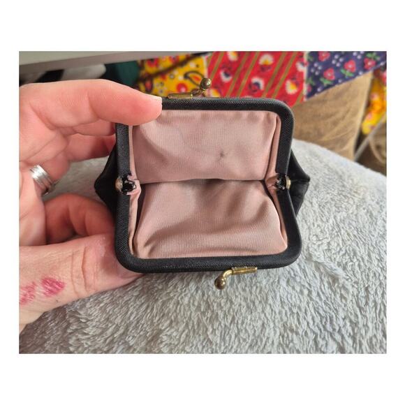 Vintage 1950 60s black satin coin purse small in size kisslock closure - Picture 3 of 5
